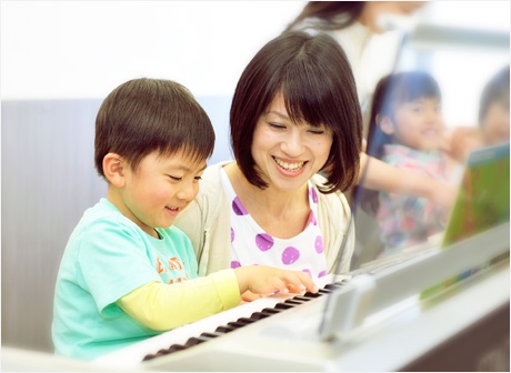ヤマハの先生と習う男の子