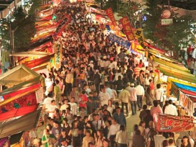 えんま市の出店にいる人々