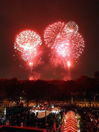 打ち上げ花火と屋台