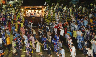 郡上おどりを踊る人々