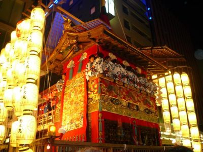 山鉾巡行の際に市内を廻る神輿