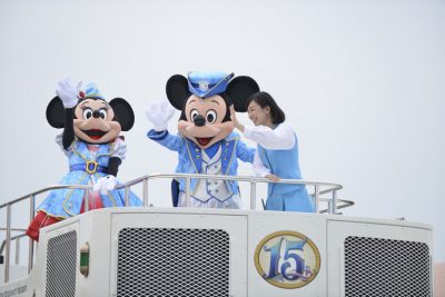 パレードをするミッキーとミニー