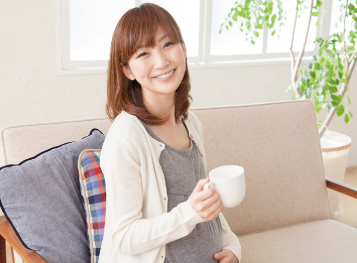 妊娠した妊婦さんとコーヒー