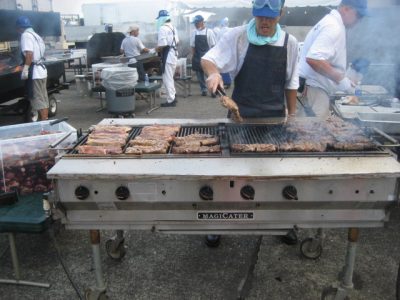 横田基地友好祭でステーキを焼いている米兵