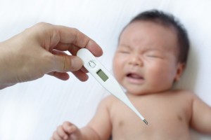 赤ちゃんの熱を測る