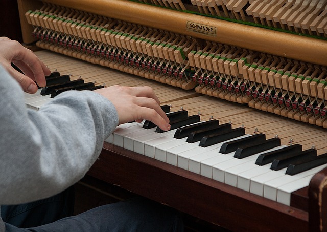 【子供のピアノの習い事】電子ピアノはダメ？買うタイミングは？