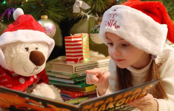 クリスマスに絵本を読む少女