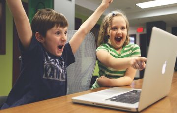パソコンの画面を見て喜ぶ子供たち