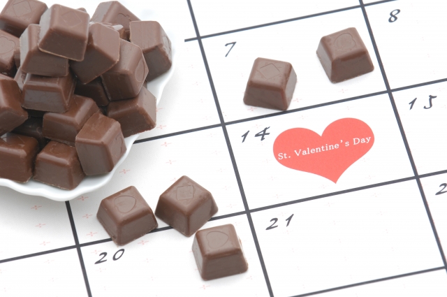 チョコレートとバレンタインデーに印のあるカレンダー