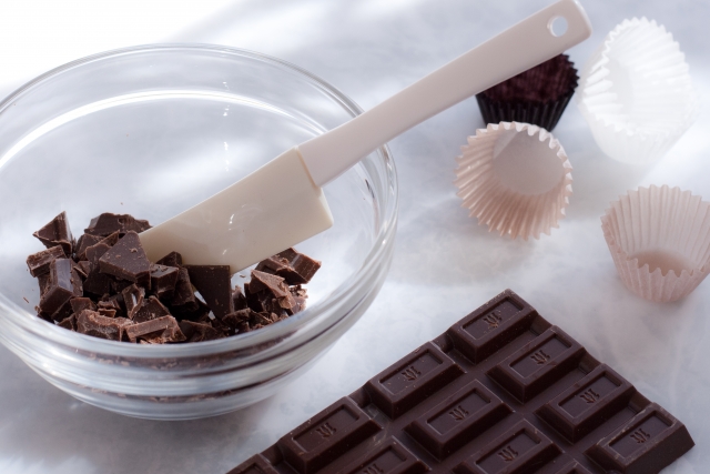 固まったチョコを溶かす方法は？生クリームを入れて固まるのはなぜ？